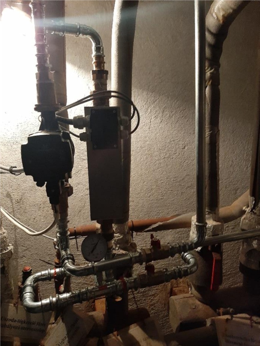 AT-based hot water system for a car wash, supplying 40–45 °C water with de-icing option.