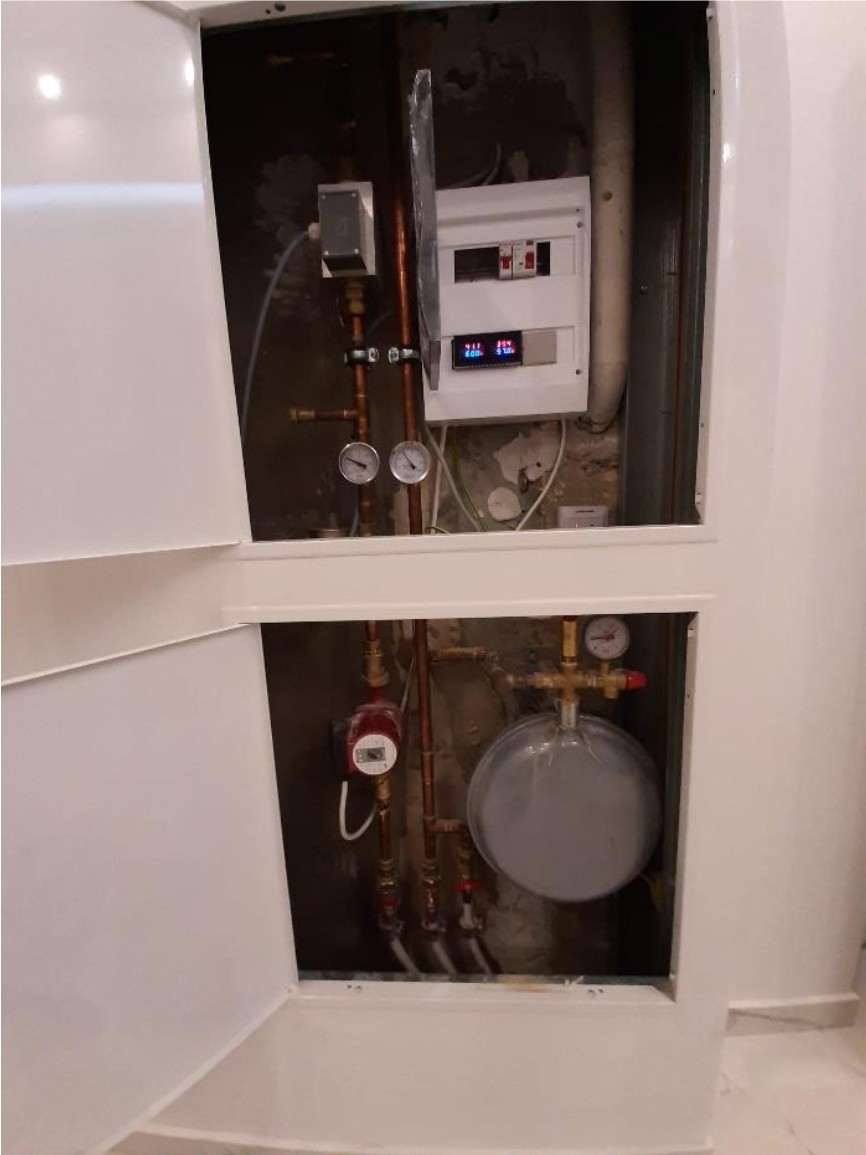 1500-litre buffer tank with AT/12 Heating Module in a hotel plant room.