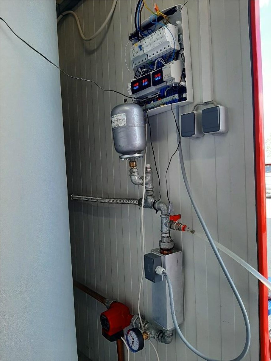 Hotel heating distribution manifold supplying two guest rooms with AT Heating Module.