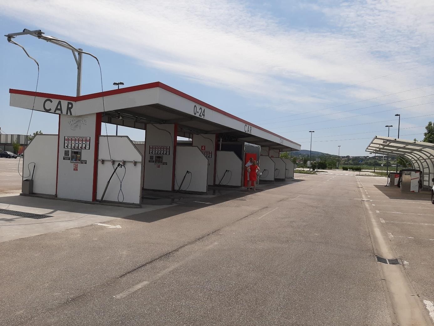 AT/8 heating module connected to an existing radiator in a 94 m² two-storey apartment.